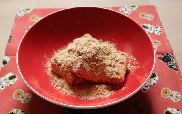 KINAKO MOCHI – きな粉餅 – Reiskuchen mit Sojabohnenpulver