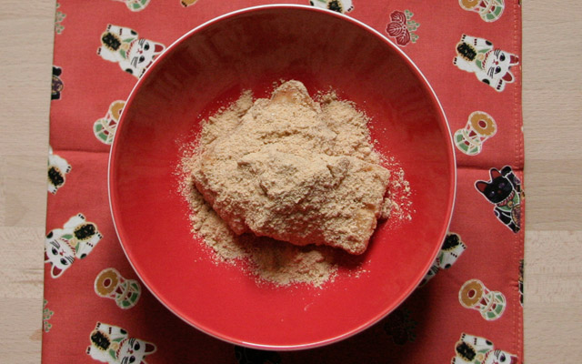 Reiskuchen mit Sojabohnenpulver