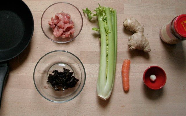 Sellerie und Schweinefleisch mit Chillibohnenpaste