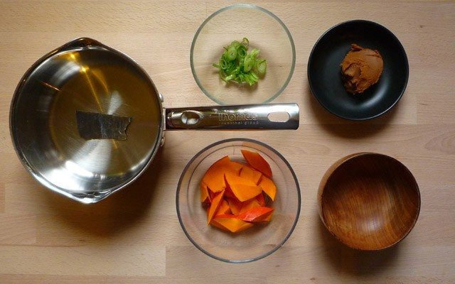 KABOCHA NO MISOSHIRU - Misosuppe mit Kürbis KABOCHA NO MISOSHIRU - Misosuppe mit Kürbis