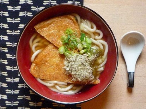 KITSUNE UDON – Udon Nudeln mit frittierten Tofu