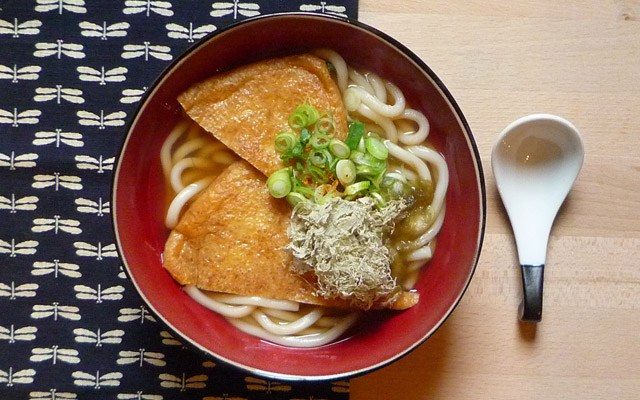 KITSUNE UDON – Udon Nudeln mit frittierten Tofu