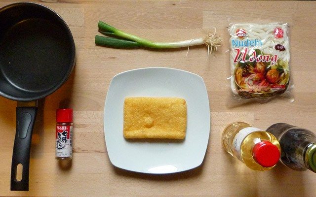KITSUNE UDON - Udon Nudeln mit frittierten Tofu KITSUNE UDON - Udon Nudeln mit frittierten Tofu