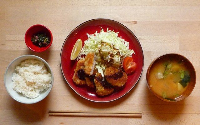 HIREKATSU - frittiertes Schweinfilet auf Salat